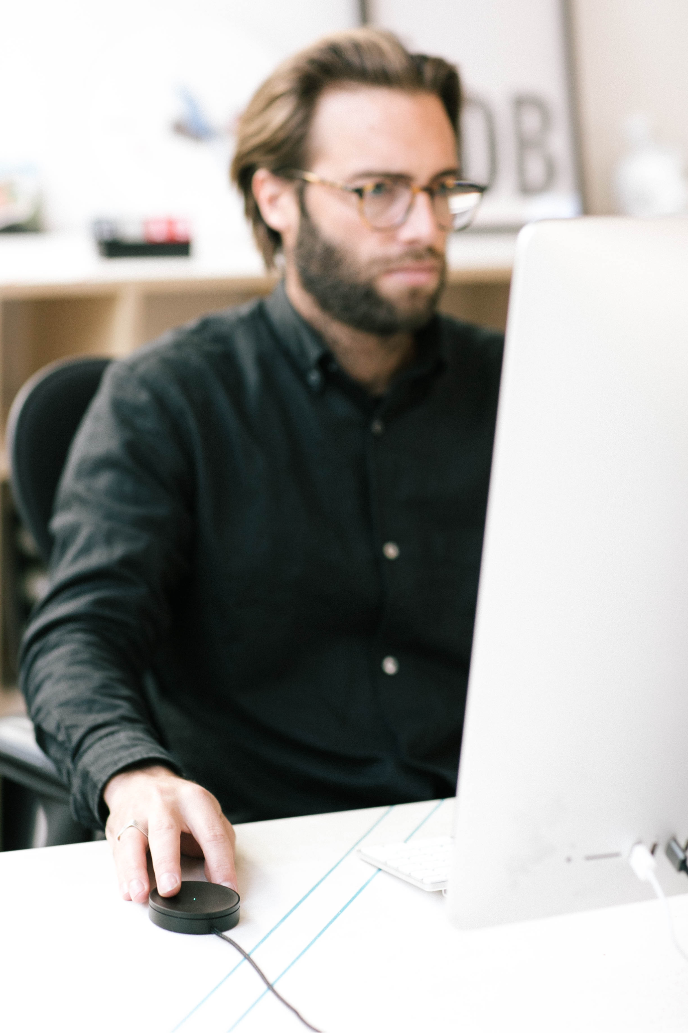 Person using Tiller at a desk